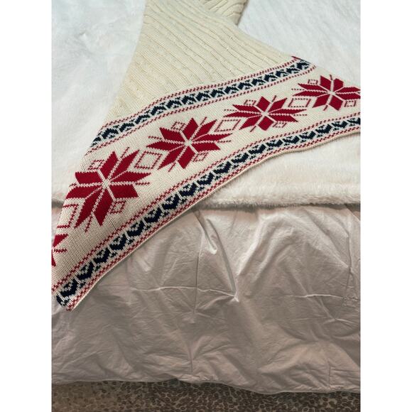 Knitted Blanket with Nordic Christmas Theme Design - Picture 3 of 4